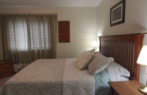 Powell River House | Merry Berry Hideaway, central and private.
