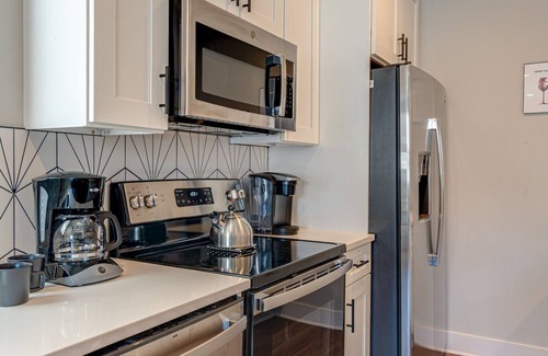 Melrose Cottage | Merry Melrose -mins to Broadway- Sleeps 6