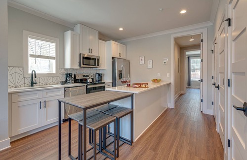 Melrose House | Merry Melrose -Mins to Broadway- Sleeps 6