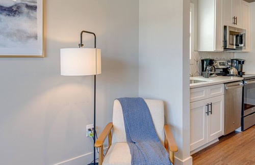 Melrose House | Merry Melrose -Mins to Broadway- Sleeps 6