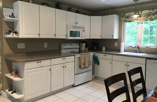 New Durham House | Merrymeeting Lake Living Retreat - Perfect Location For Couples or Family