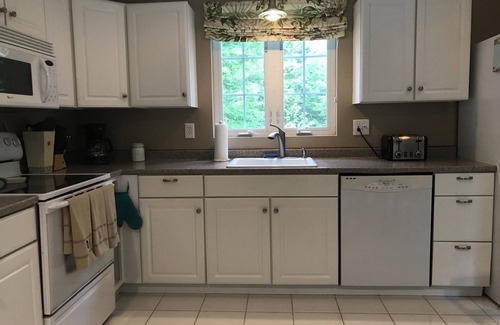 New Durham House | Merrymeeting Lake Living Retreat - Perfect Location For Couples or Family