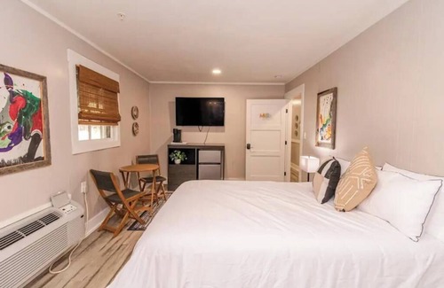 Smith Mountain Lake Resort | MERU, a Cozy stay for Two in the Lodge of Karoo at Smith Mountain Lake n