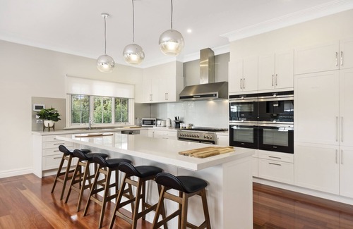Lyonville House | Mesmerising Holiday House with lake views!