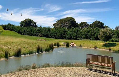 Lyonville House | Mesmerising Holiday House with lake views!