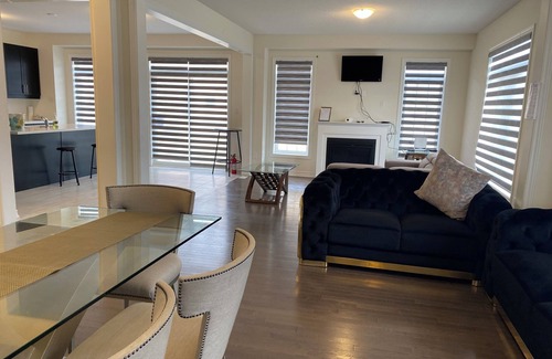 Brampton House | Mesmerizing 6 Bed 3.5 Bath Home - Open Concept Kitchen Living Dining & Parkings