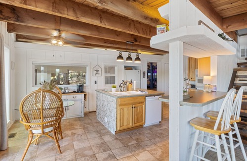 Sunrise Beach House | Mesmerizing Lake View, Kayak & Fun Lake Experience
