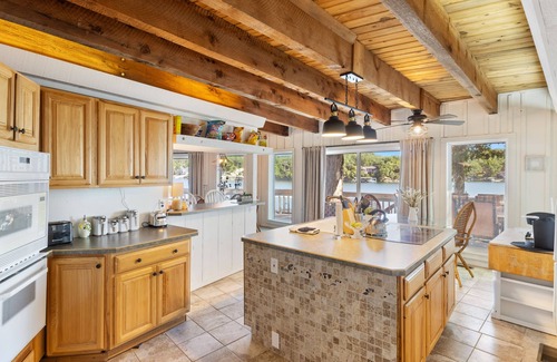 Sunrise Beach House | Mesmerizing Lake View, Kayak & Fun Lake Experience