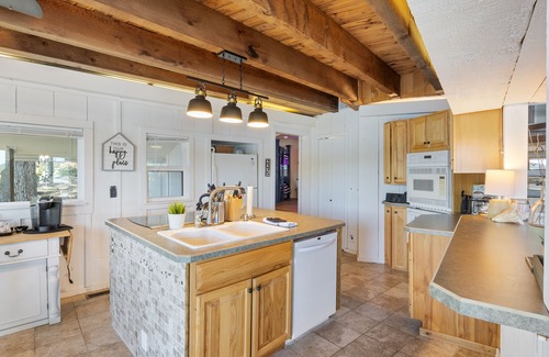 Sunrise Beach House | Mesmerizing Lake View, Kayak & Fun Lake Experience