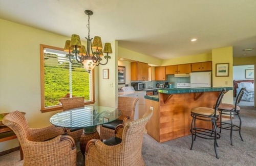 Princeville Condo | Mesmerizing ocean view -Hawaiiana Style walkout unit