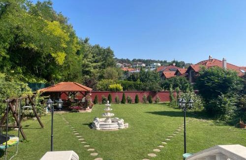 Aranyhegy-Uromhegy-Peterhegy House | Meszko Park House Budapest