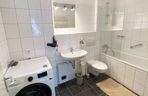 Hochdahl Apartment | Met02 - Monteurwohnung mit Balkon in Erkrath-hochdahl, 83qm, 2 Schlafzimmer, 1 Wohnzimmer, Max. 4 Personen