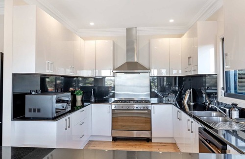 Seaforth House | MetaWise Luxe 6 Bed Ocean View Family Home in Seaforth