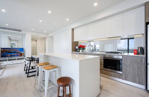 Lidcombe Apartment | Metawisebnb Executive 2-bedroom Stadium View Apartment W Parking