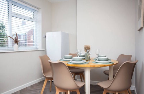 Consett House | Metcalfe Haven offers a cozy retreat in the heart of Consett. This peaceful home is perfectly situated for exploring the stunning landscapes of County Durham, with nearby nature walks, historical sites, and scenic views.