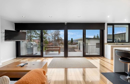 Lenah Valley House | Meticulously Upgraded Home with Valley Views