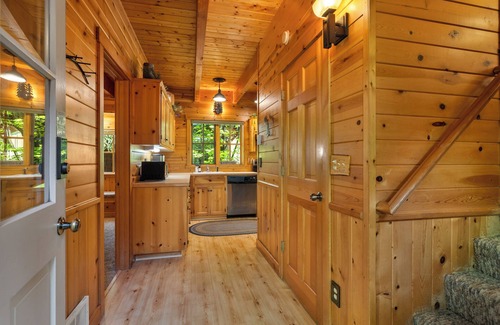 Camp Sherman Cabin | Metolius River Resort Cabin 4 Luxurious cabin on the Metolius River w/fireplace