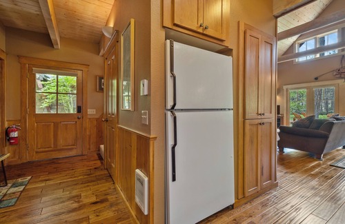 Camp Sherman Cabin | Metolius River Resort Cabin 7 Luxurious cabin on the Metolius River w/fireplace