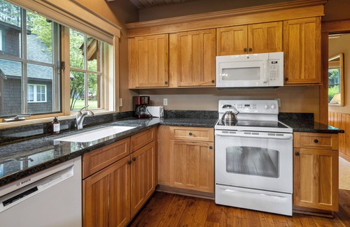 Camp Sherman Cabin | Metolius River Resort Cabin 7 Luxurious cabin on the Metolius River w/fireplace