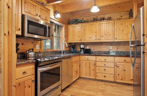 Camp Sherman Cabin | Metolius River Resort Cabin 10 Luxurious cabin on the Metolius River & fireplace
