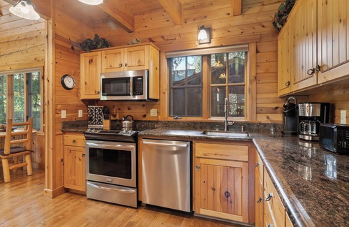 Camp Sherman Cabin | Metolius River Resort Cabin 10 Luxurious cabin on the Metolius River & fireplace