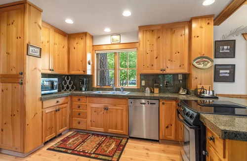 Camp Sherman Cabin | Metolius River Resort Cabin 11 Luxurious cabin on the Metolius River & fireplace