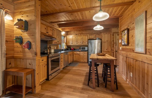 Camp Sherman Cabin | Metolius River Resort Cabin 12 Luxurious cabin on the Metolius River & fireplace
