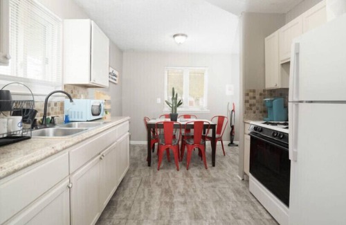 Taylor House | Metro Airport Suite located near busy streets and highways! ASK ABOUT CAR RENTAL