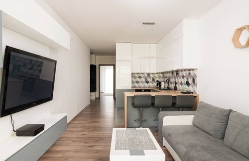 Gorce Apartment | Metro Bemowo Apartment with Garden
