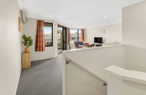 Hamilton Cottage | Metro Haven - Hamilton Holiday Townhouse