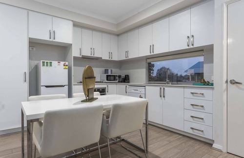 Bassendean Apartment | Metro Modern Escape: Unwind near the Swan Valley