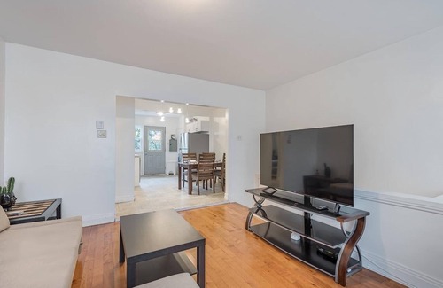 Ahuntsic Apartment | Metro Sauvé - Cosy apartment - 2 Bedrooms Queen beds