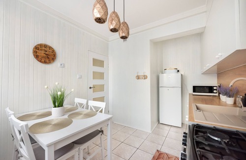 Targowek Apartment | Metro Zacisze Fausta House with Garden