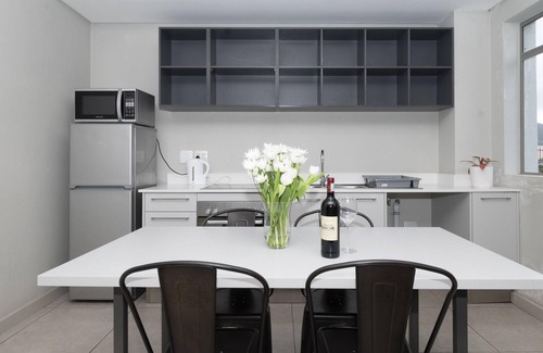 Rosebank Apartment | Metropole 2 Bed Retreat in Vibrant Rondebosch