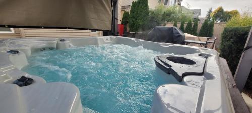 South Newton Villa | Metropolitan Dream Stay with Pool and Hot Tub