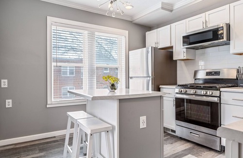 St. Louis Apartment | Metropolitan Retreat by StayLage