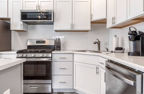 St. Louis Apartment | Metropolitan Retreat by StayLage