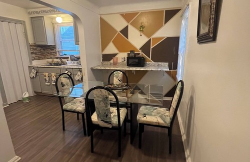 Detroit House | Mettetal 420 friendly Cozy 3 bedroom 4 bed house in Detroit with WiFi, AC