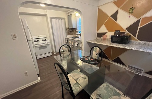 Detroit House | Mettetal 420 friendly Cozy 3 bedroom 4 bed house in Detroit with WiFi, AC