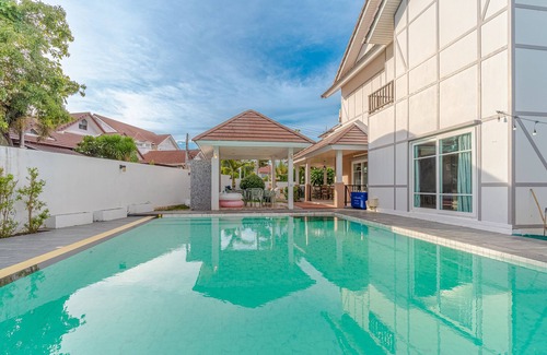 Central Pattaya Villa | Mew pool villa pattaya. 10-15mins to beach and walking street.