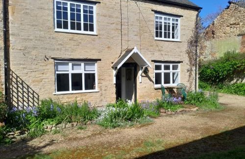 Olney House | Mews Cottage, a 2 bedroom Georgian Cottage which comfortably sleeps 4 located in a quiet courtyard 50 metres from Olney Market Place