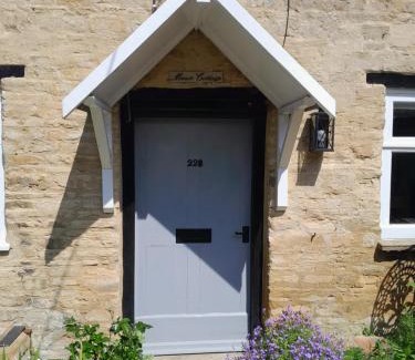 Olney House | Mews Cottage, a 2 bedroom Georgian Cottage which comfortably sleeps 4 located in a quiet courtyard 50 metres from Olney Market Place
