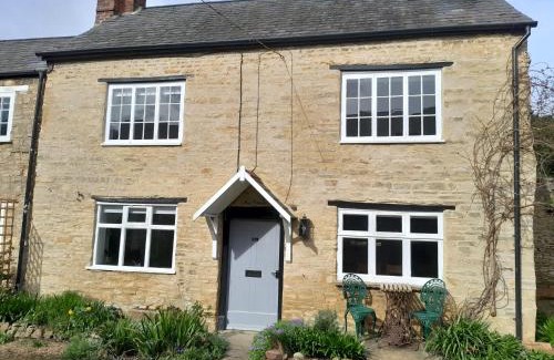 Olney House | Mews Cottage, a 2 bedroom Georgian Cottage which comfortably sleeps 4 located in a quiet courtyard 50 metres from Olney Market Place