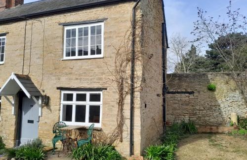 Olney House | Mews Cottage, a 2 bedroom Georgian Cottage which comfortably sleeps 4 located in a quiet courtyard 50 metres from Olney Market Place