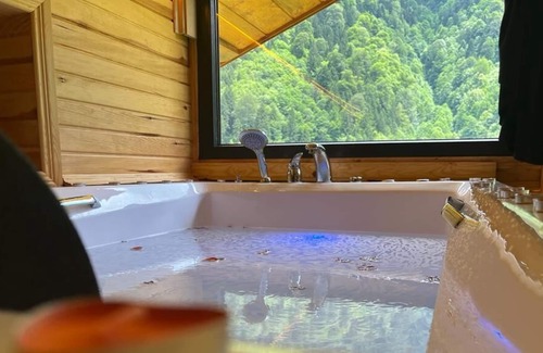 Camlihemsin Apartment | Meydan Şelale Apart is located in Çamlıhemşin, Rize, Turkey.
