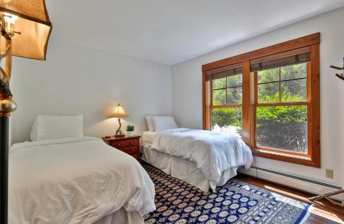 Central Vermont- Killington House | Meyer Chalet de Esqui - Ski-In, Ski-Out 4BR Bear Mtn Retreat with Pool & Fireplace