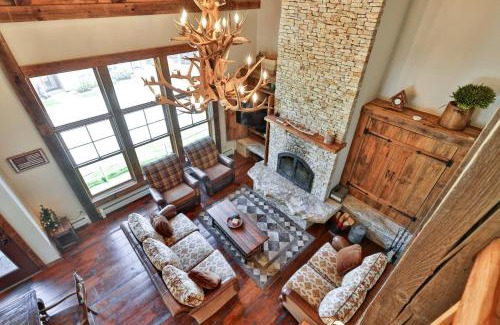 Central Vermont- Killington House | Meyer Chalet de Esqui - Ski-In, Ski-Out 4BR Bear Mtn Retreat with Pool & Fireplace