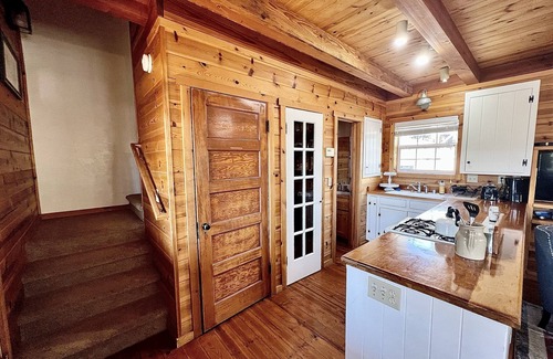 Greenville Cabin | Meyers Ranch Cabin - Hot Spring- Farm