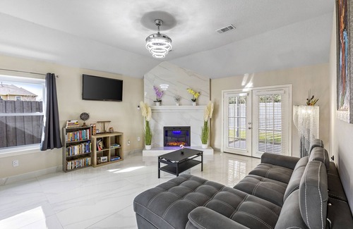 Humble House | Mi Casita Humble Tx / ready for long term lodging w/ Garage, near IAH
