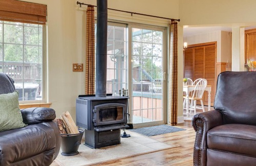 Mi-Wuk Village House | Mi-Wuk Village Vacation Rental with Multi-Level Deck